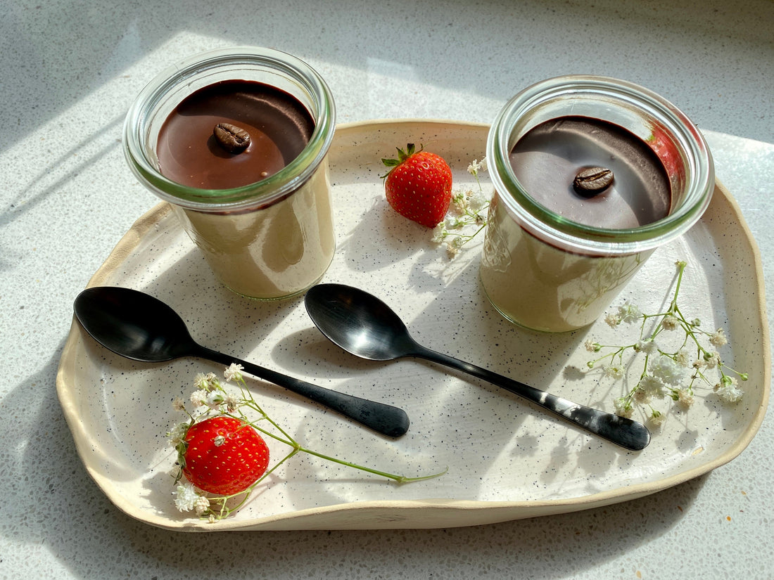 Kaffee Panna Cotta im Glas mit Erdbeeren und Blumen